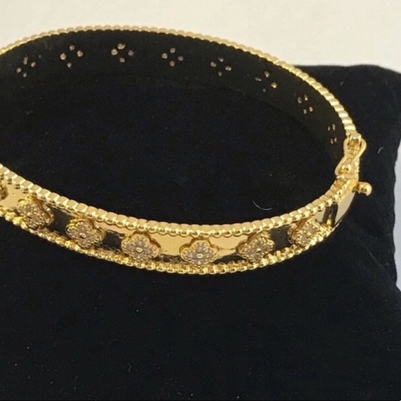 Gold Clover Bracelet - Picture 10 of 14